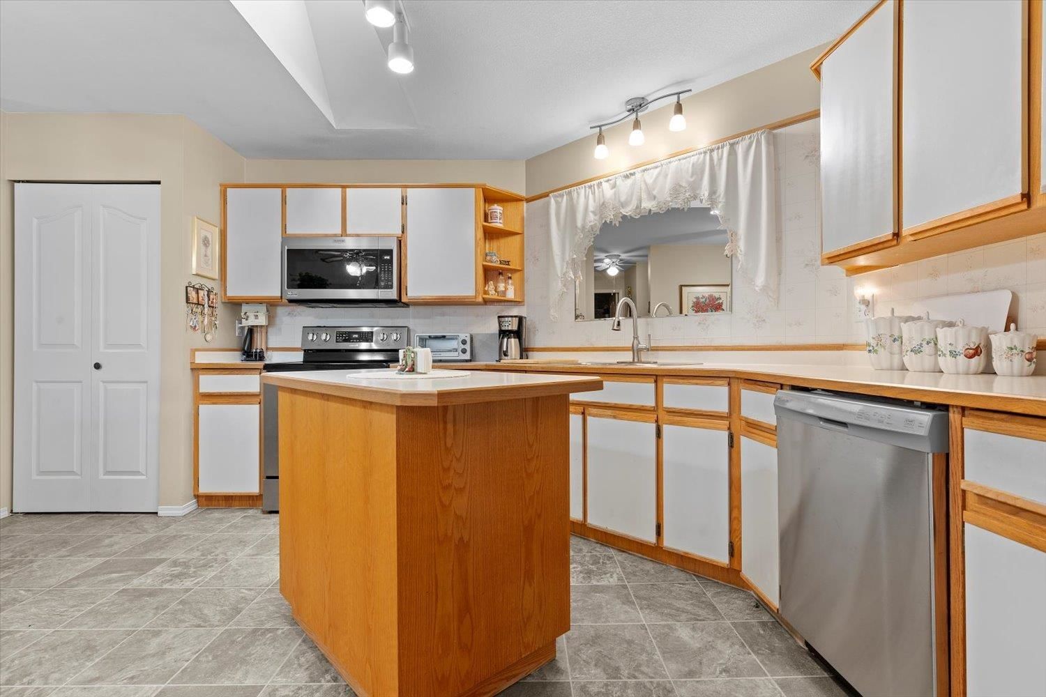Listing Image 6