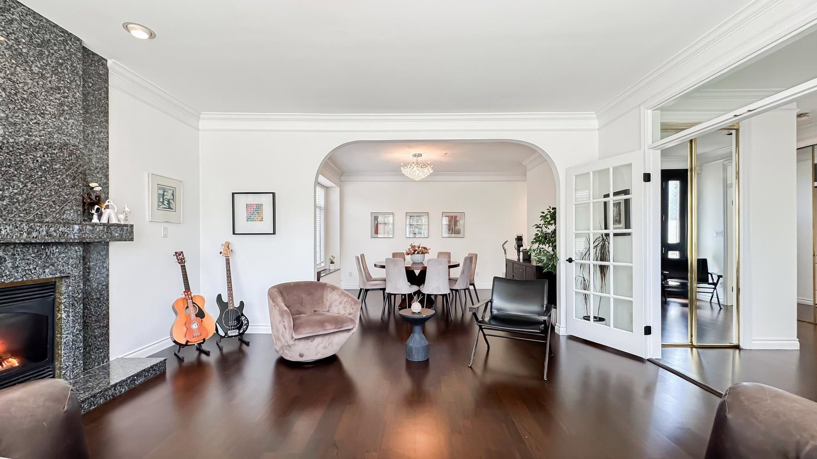 Listing Image 4