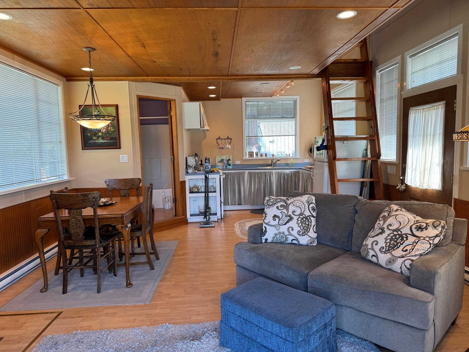 Listing Image 10