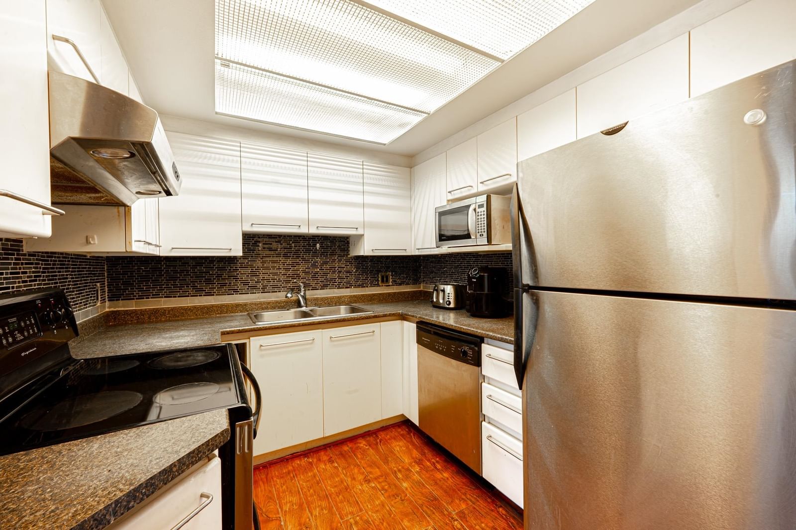 Listing Image 8