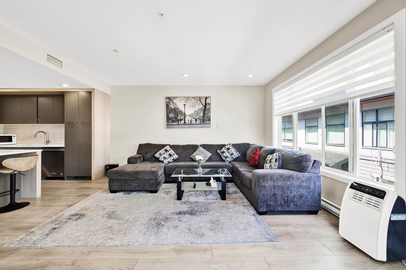 Listing Image 12