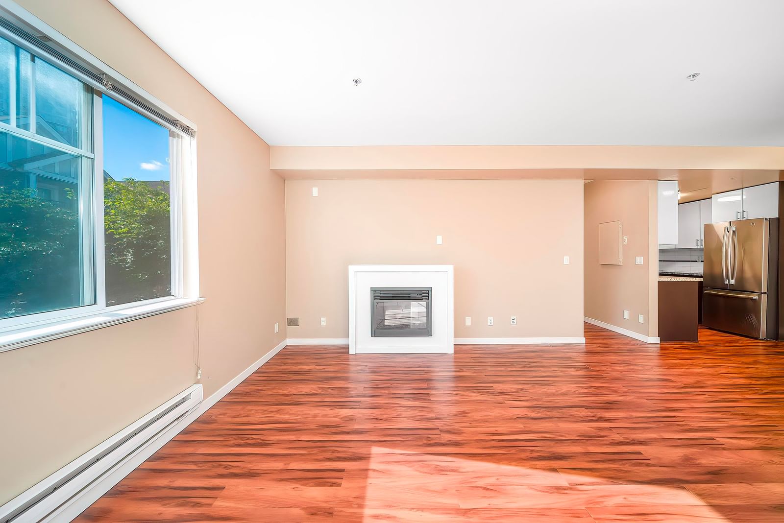 Listing Image 4