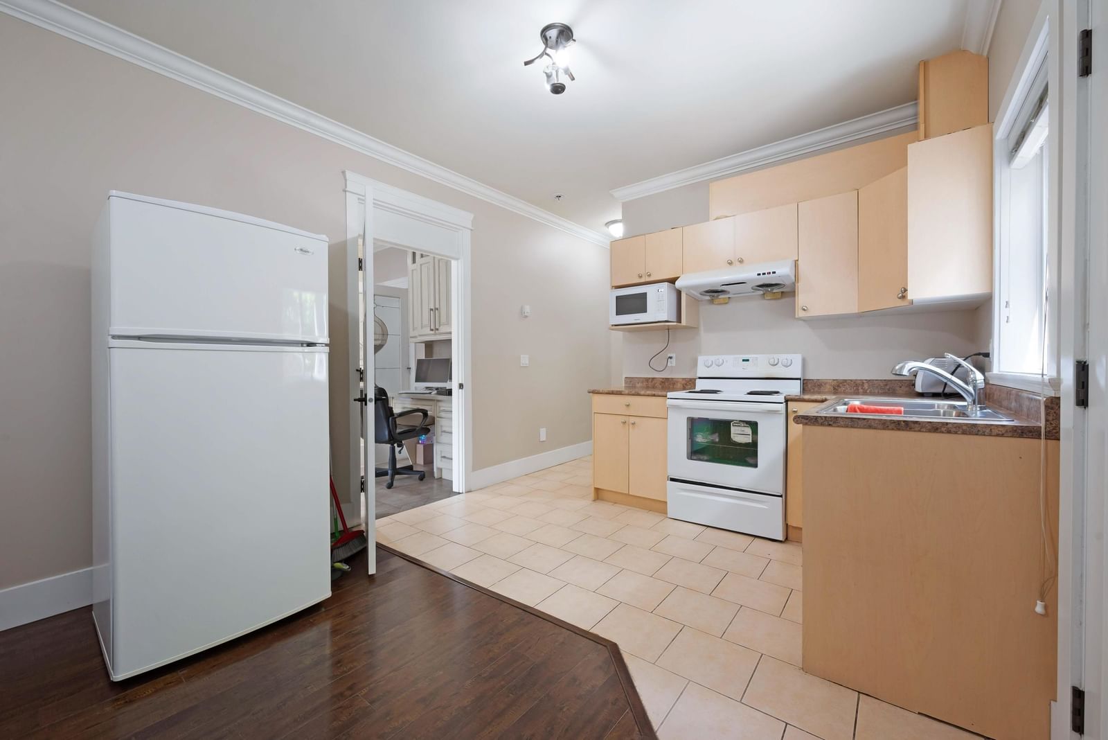 Listing Image 12