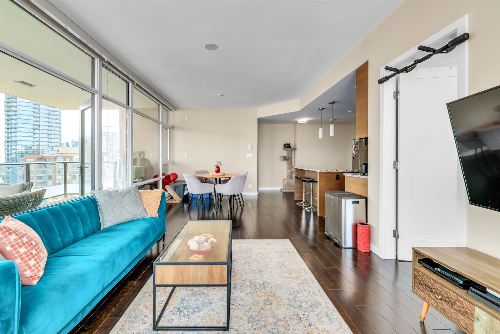 Listing Image 4