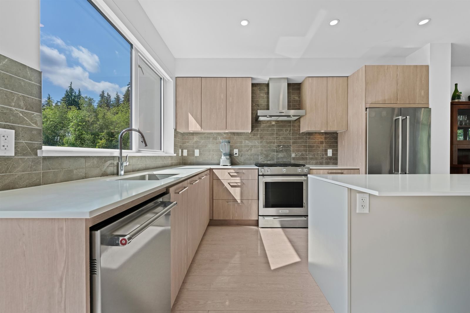 Listing Image 4