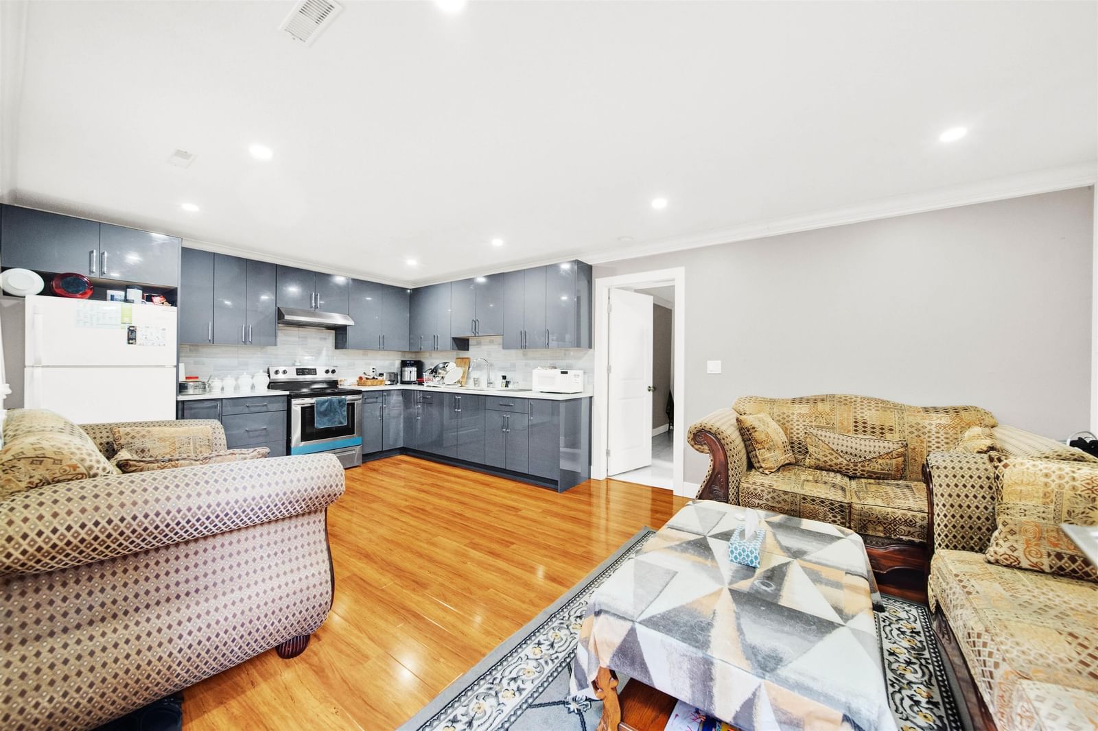 Listing Image 10