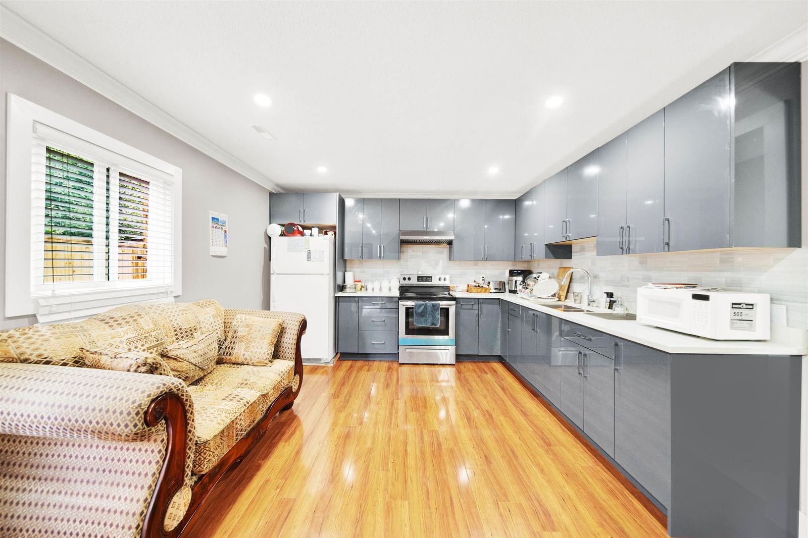 Listing Image 9