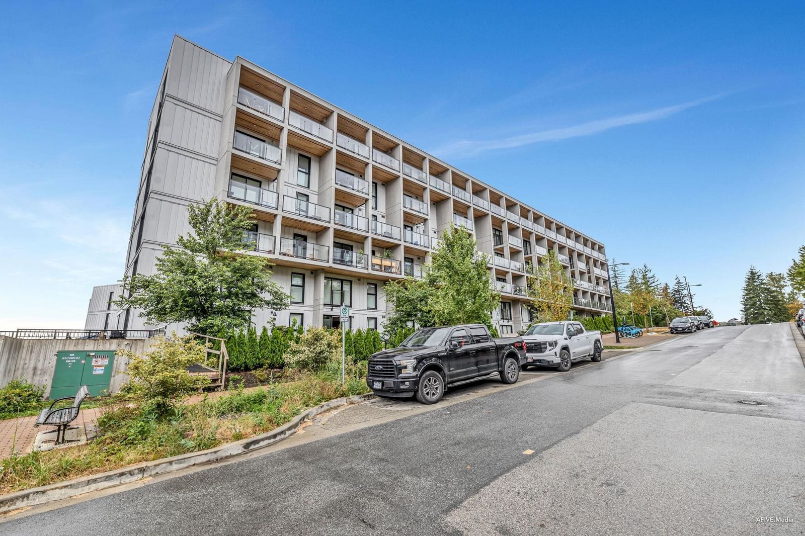 Listing Image 12