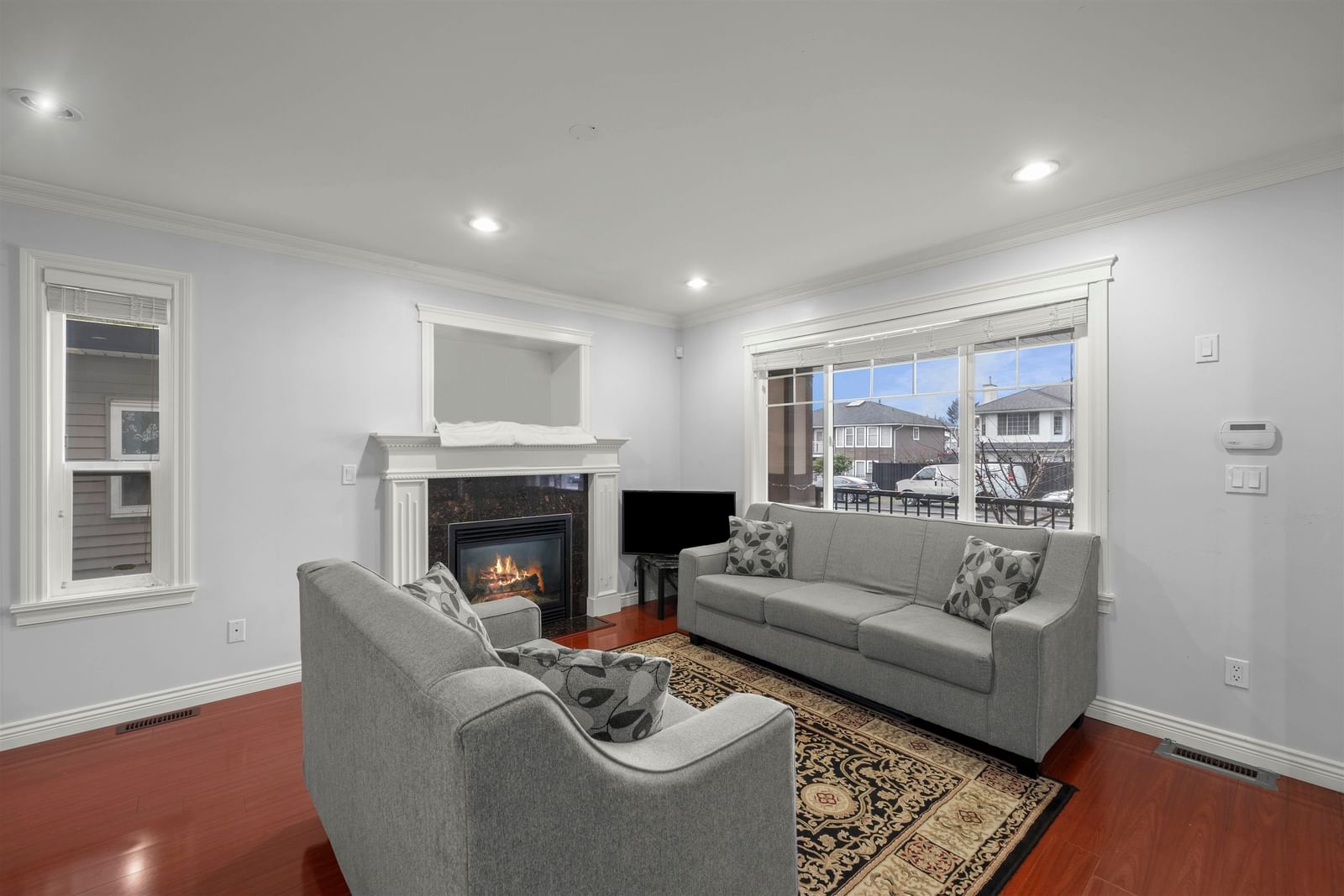 Listing Image 4