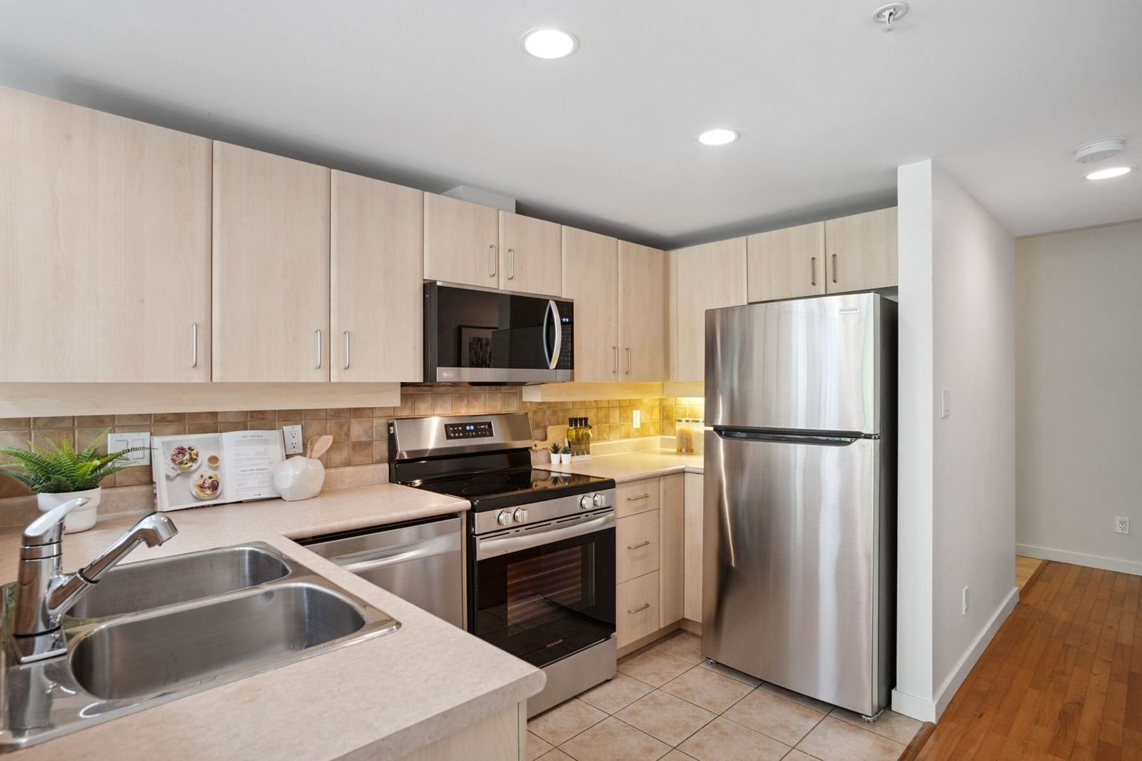 Listing Image 10