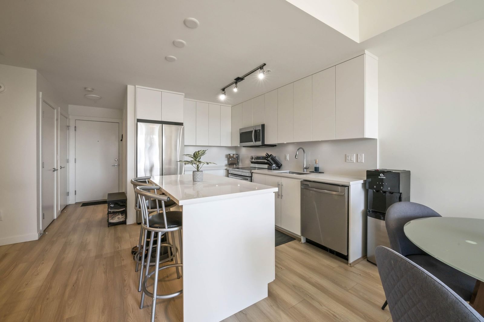 Listing Image 4