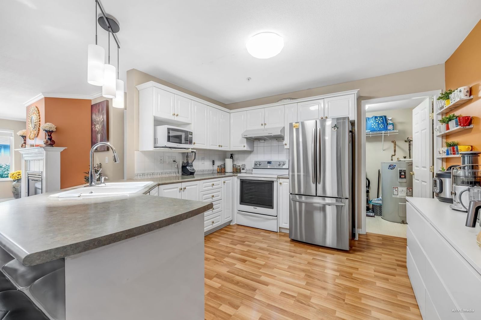 Listing Image 10
