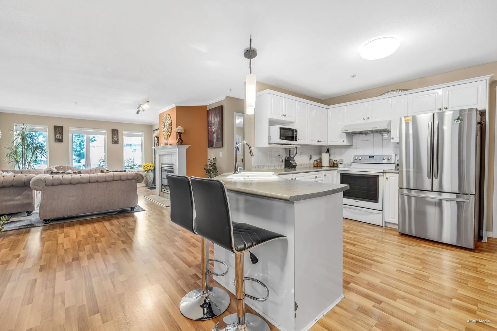 Listing Image 8