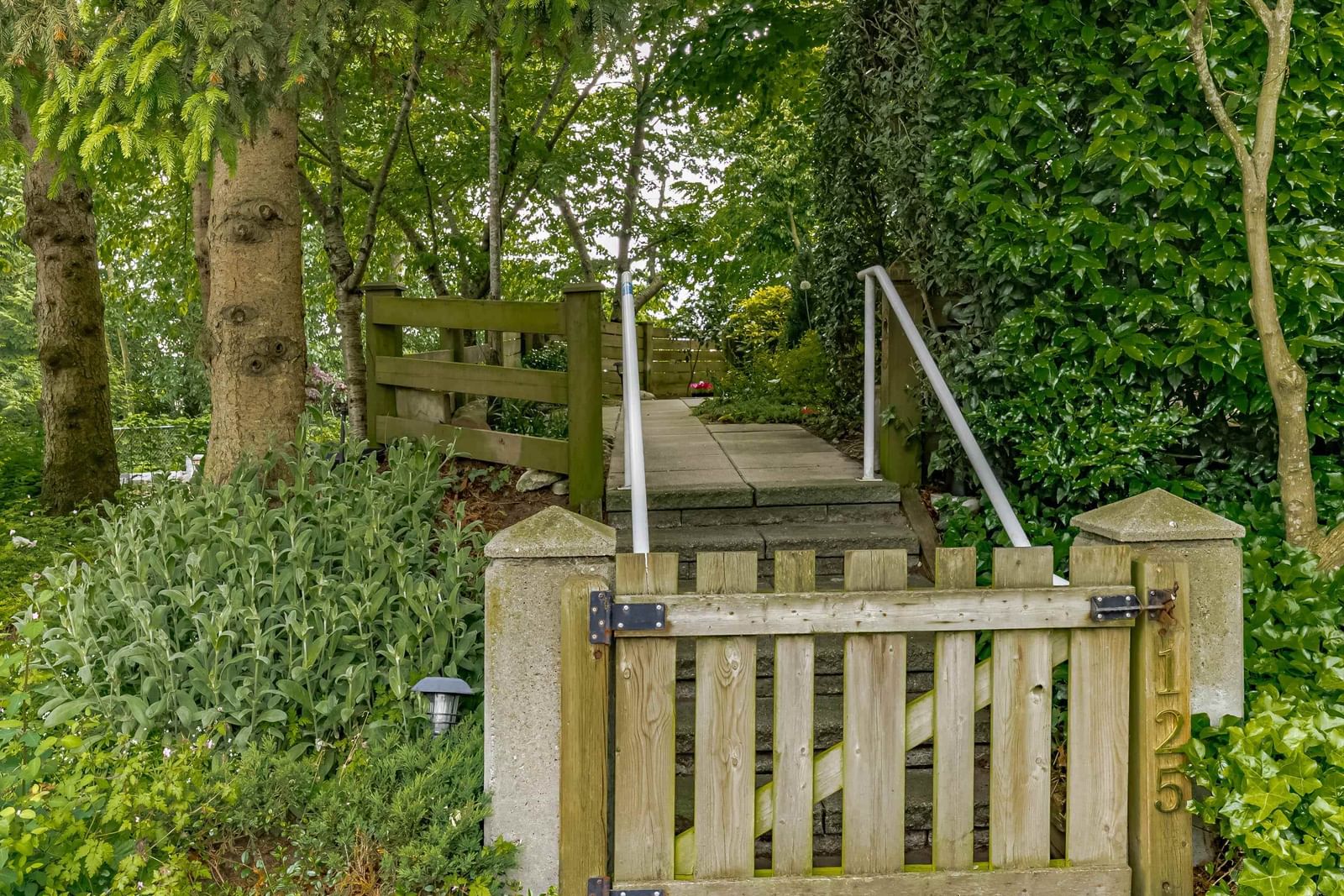 Listing Image 4