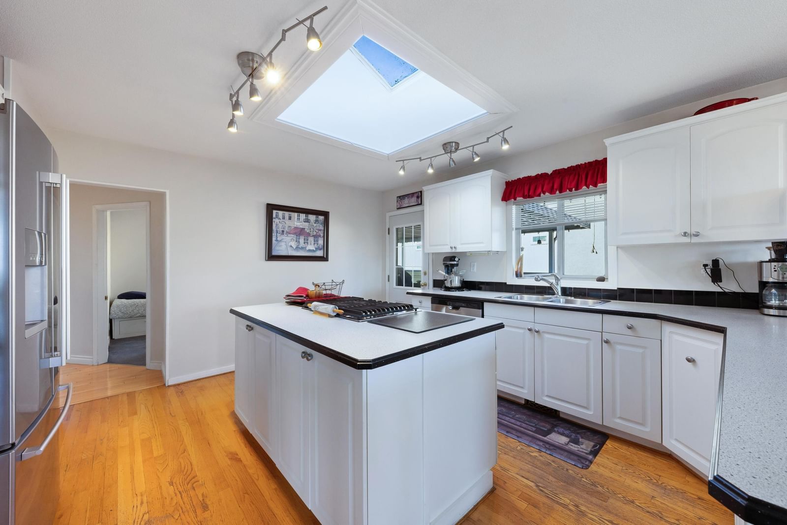 Listing Image 12