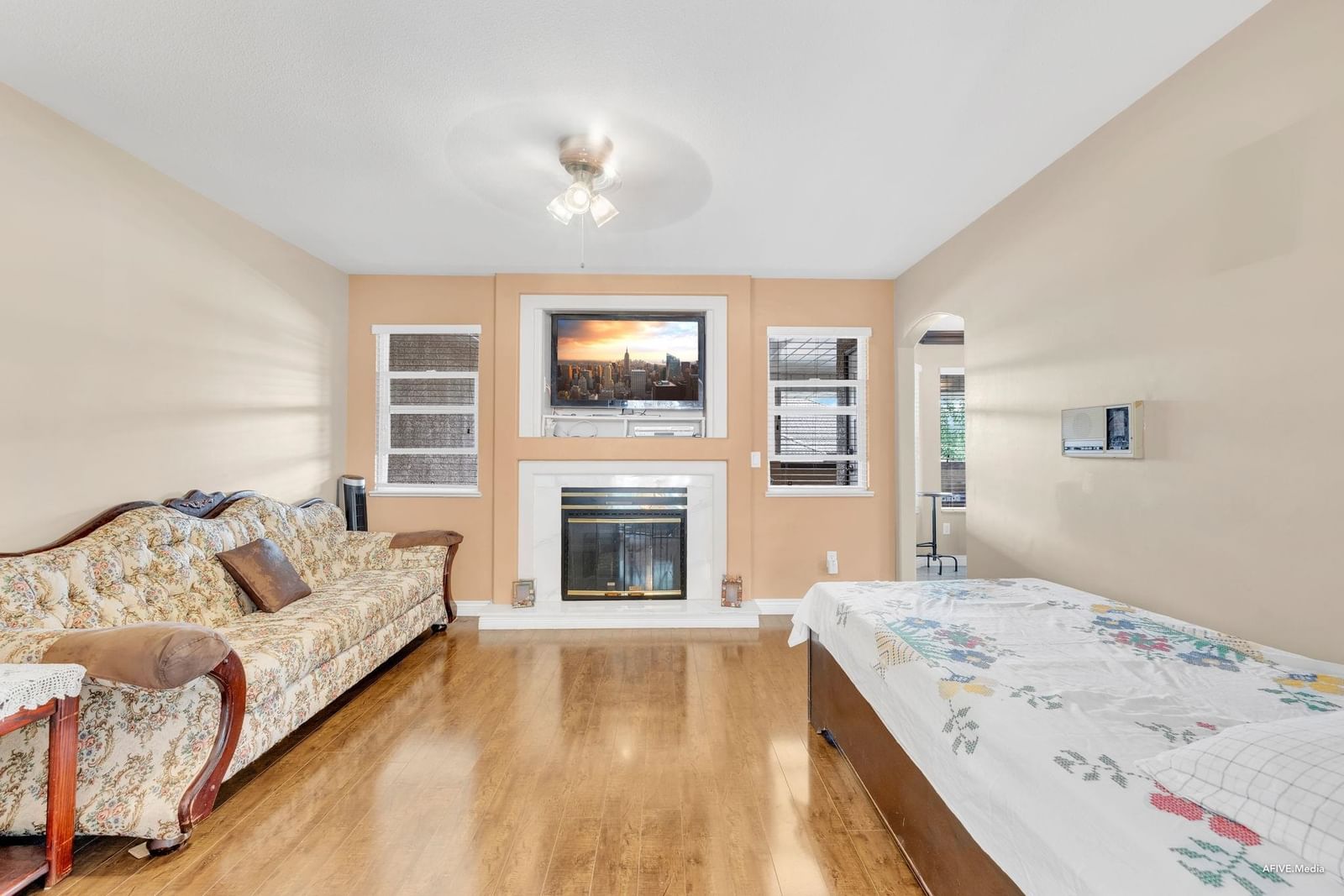 Listing Image 12