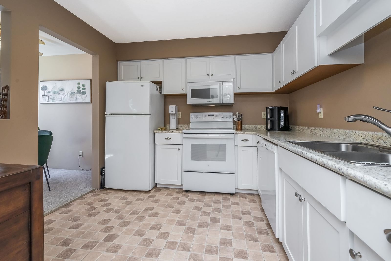 Listing Image 4