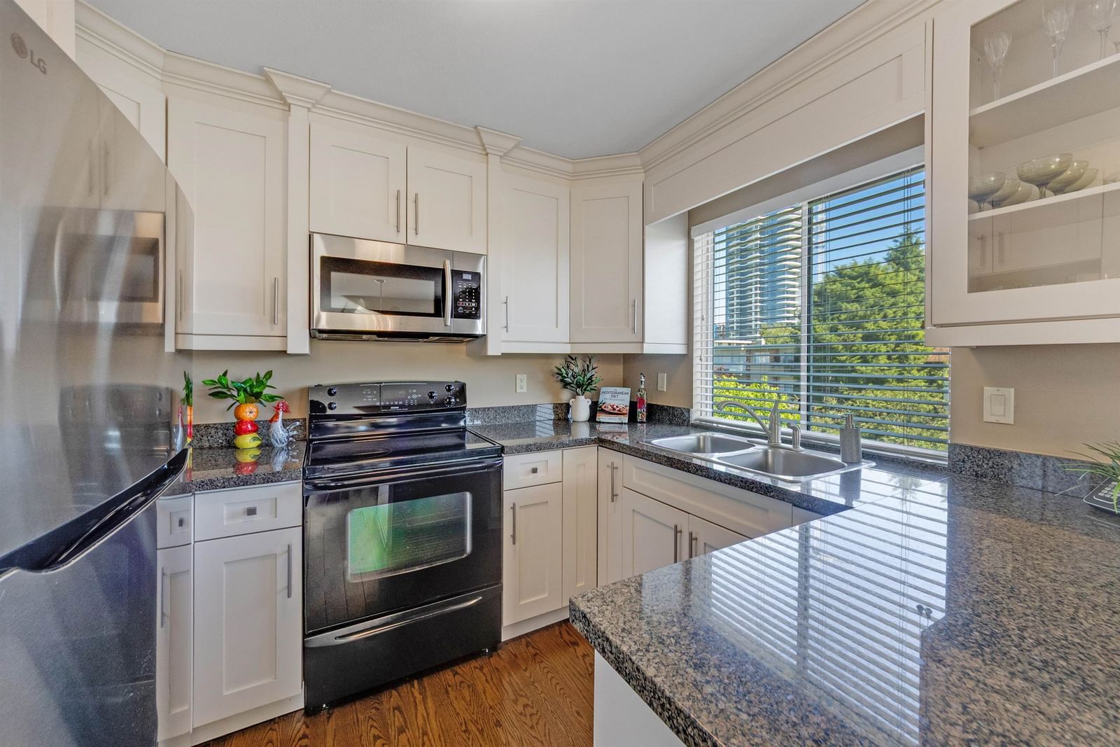 Listing Image 10
