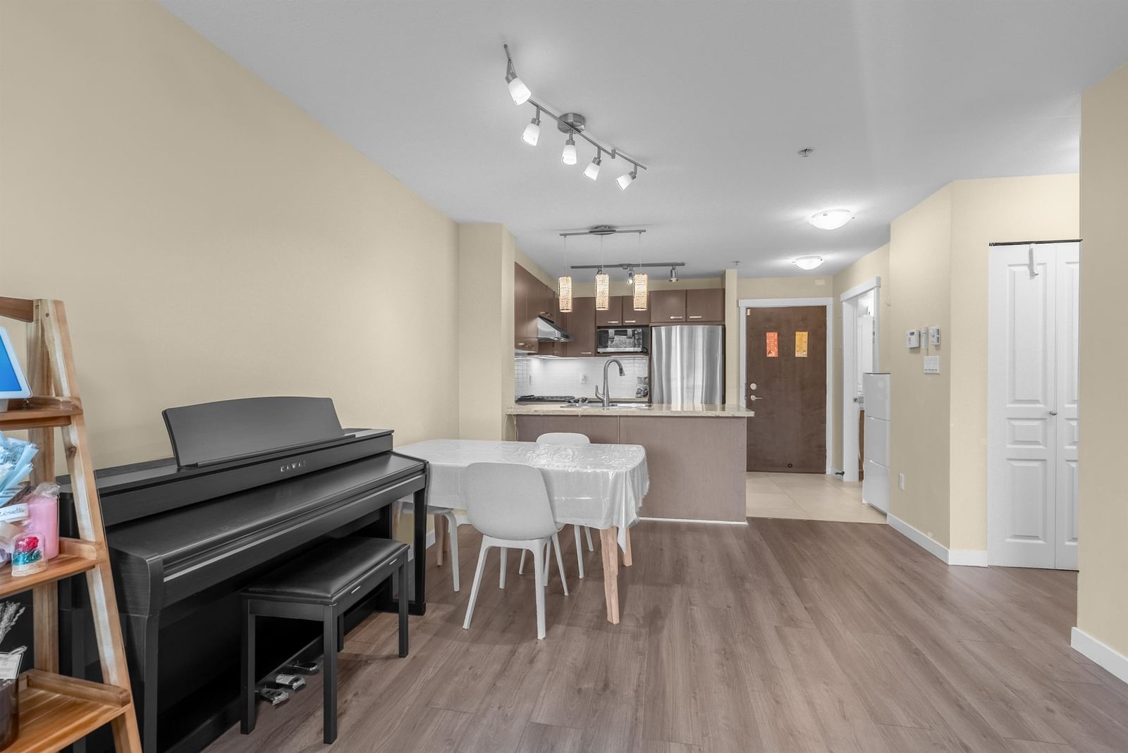 Listing Image 5