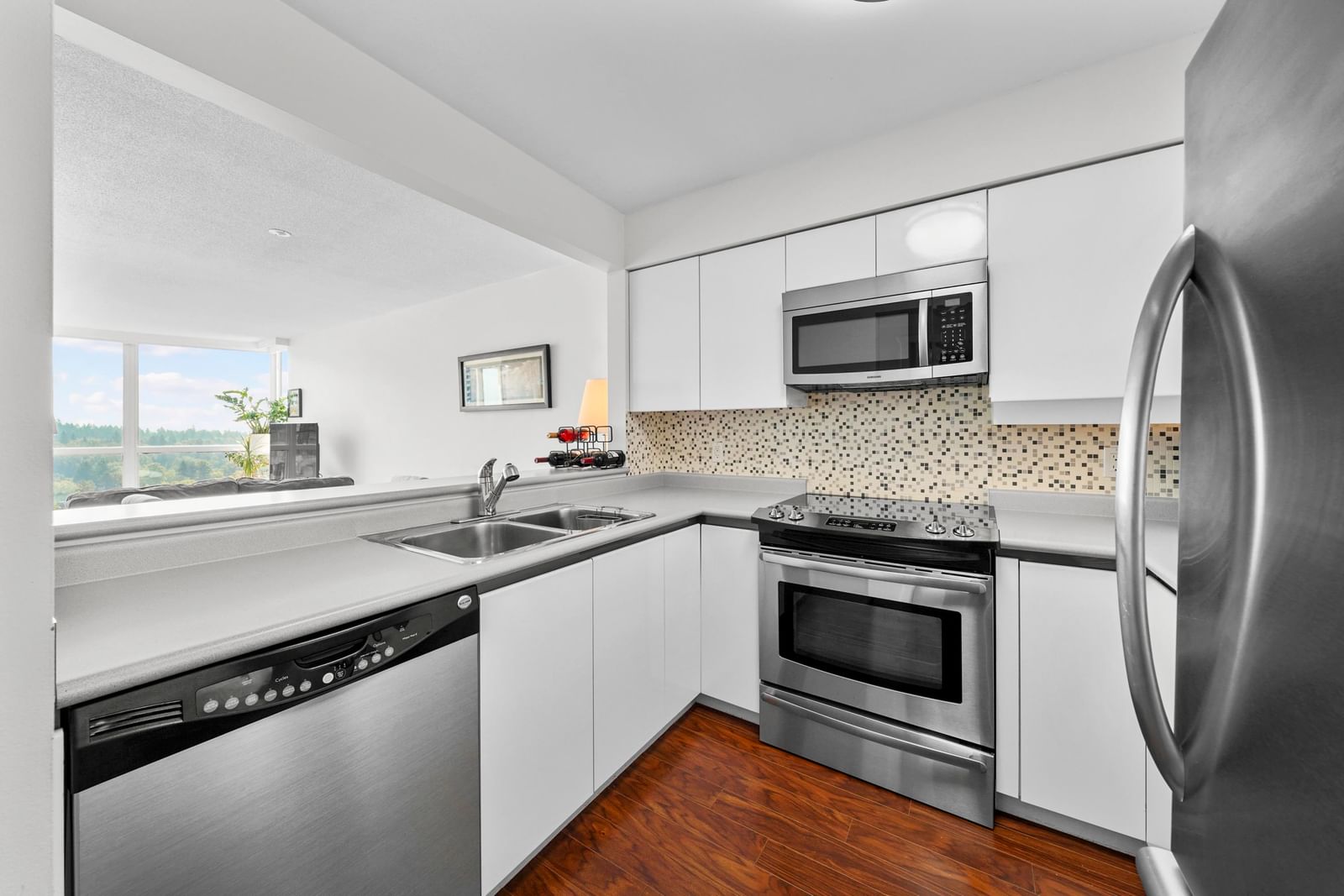 Listing Image 4