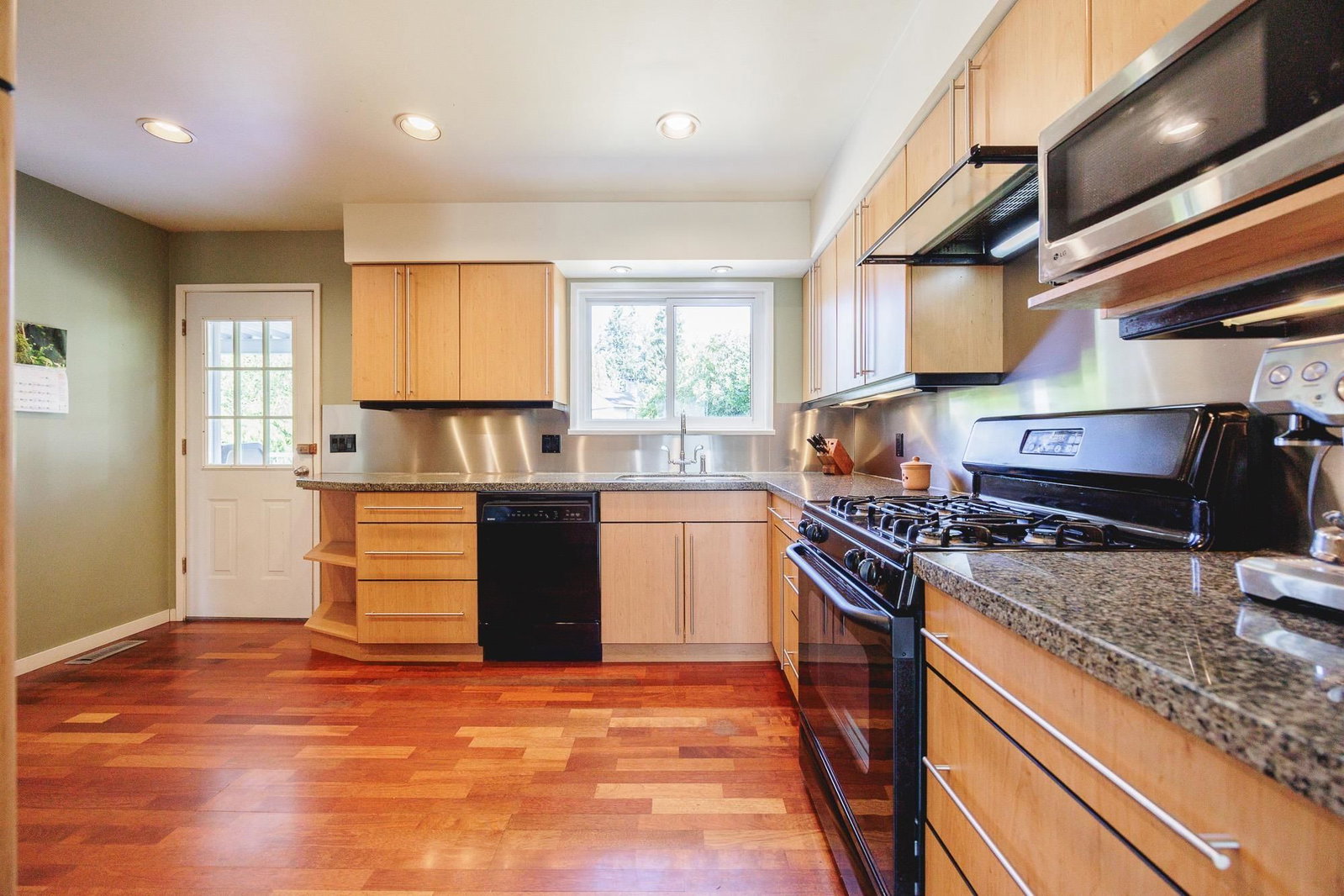 Listing Image 10