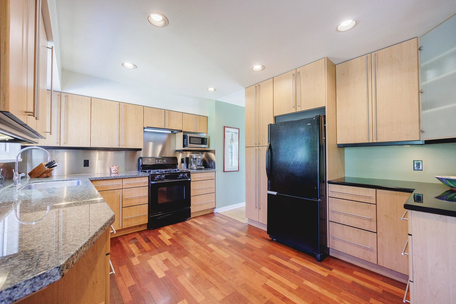 Listing Image 12