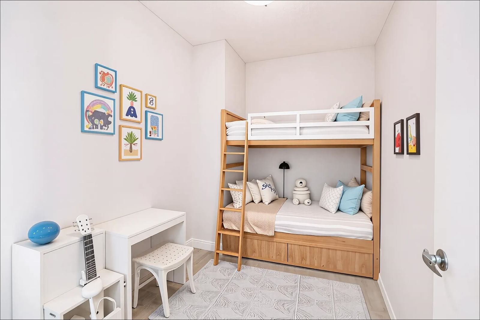 Listing Image 4