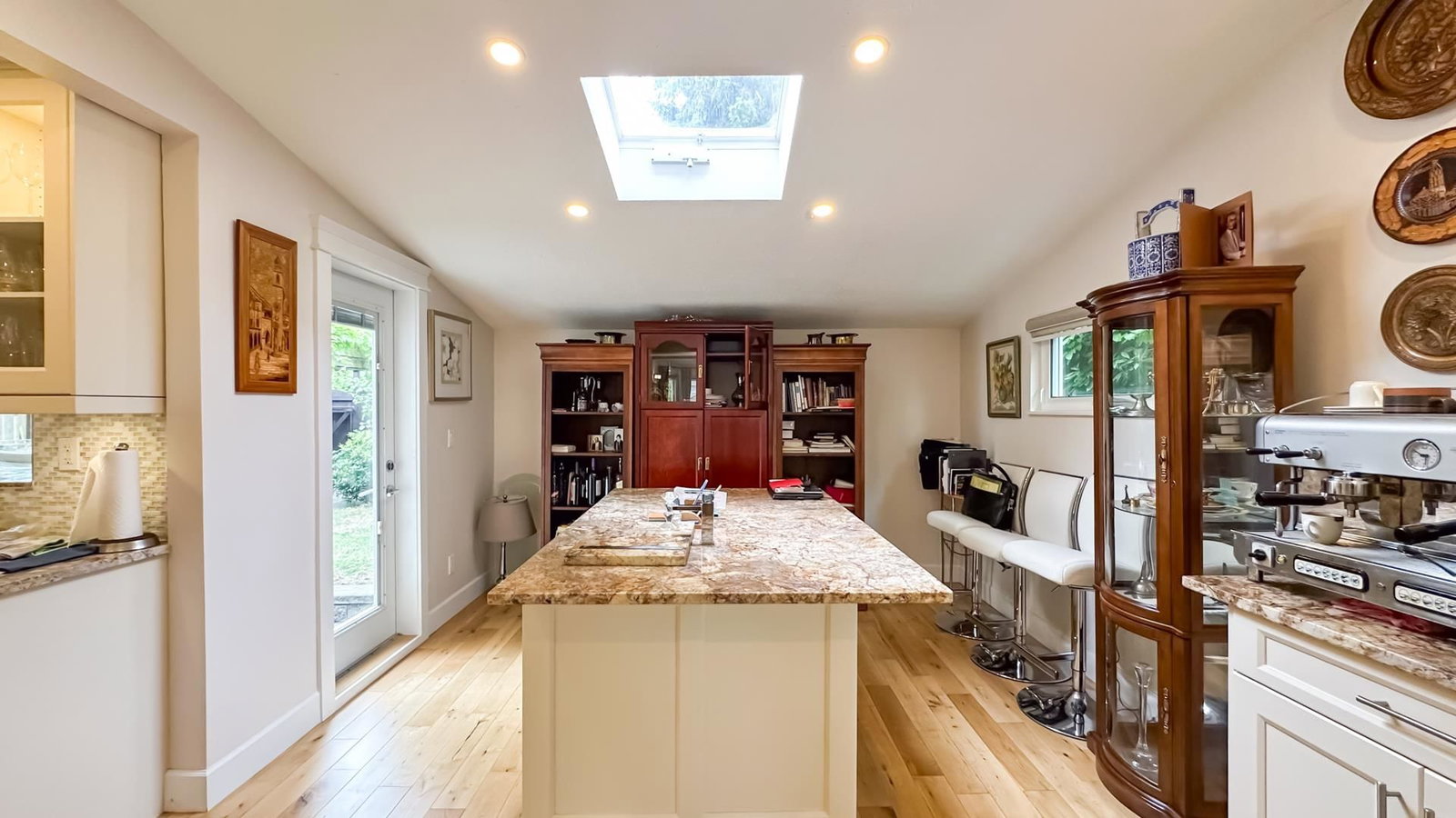 Listing Image 10