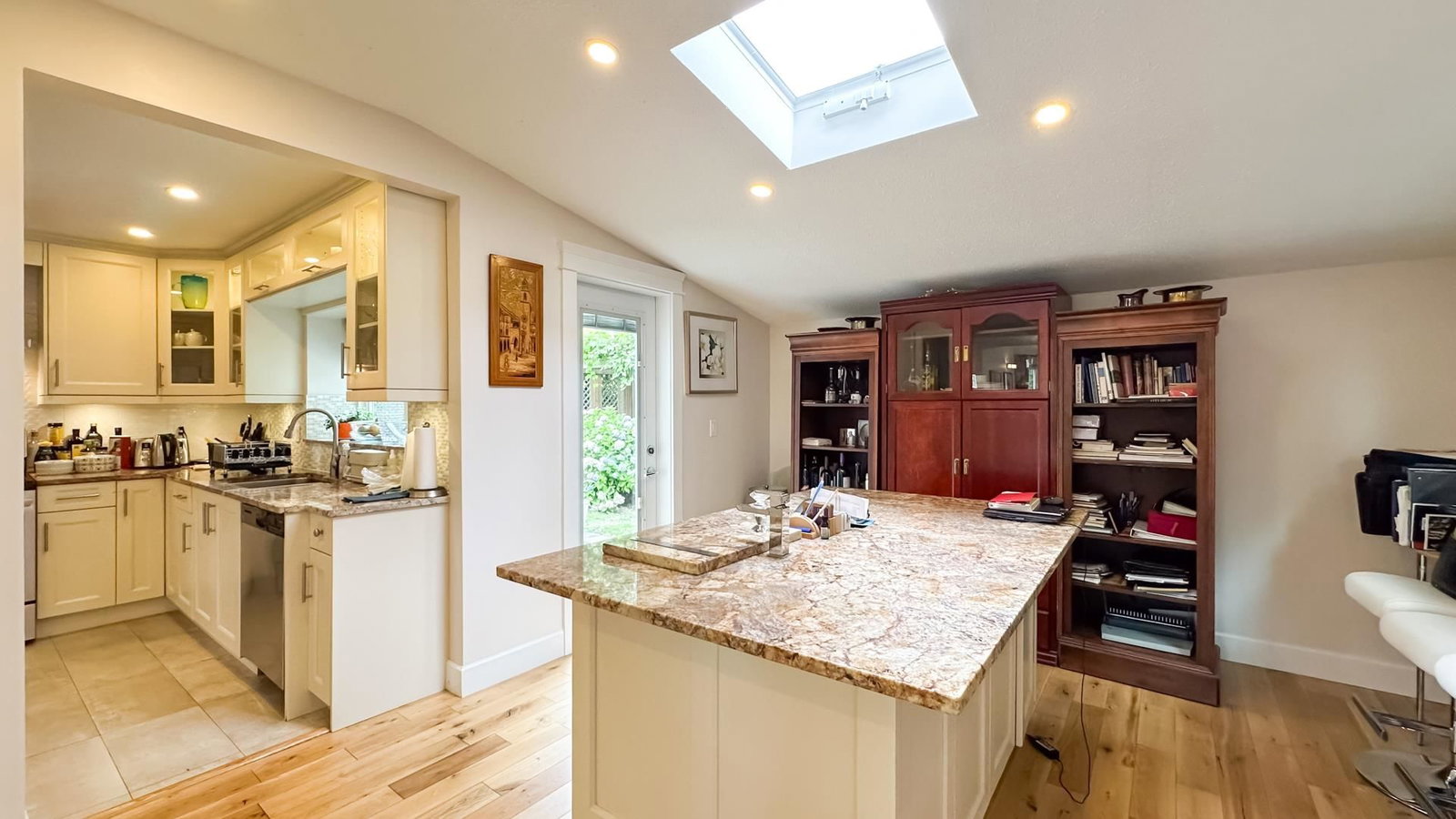 Listing Image 11