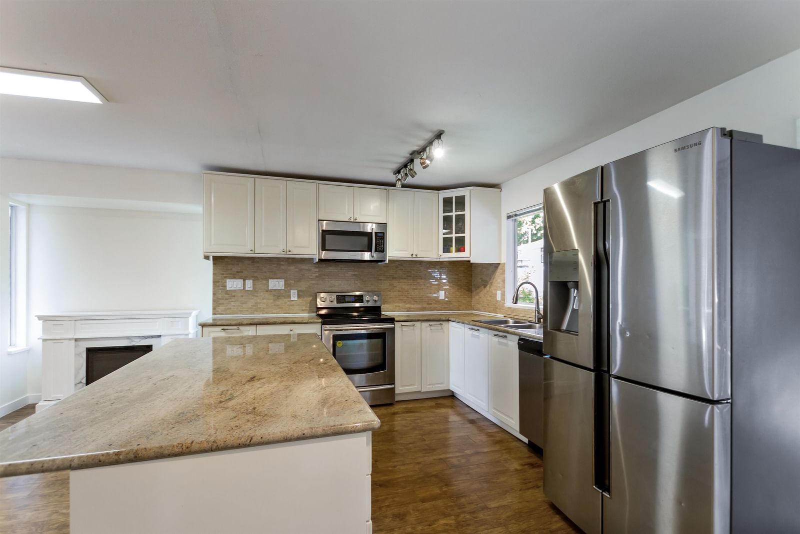 Listing Image 8