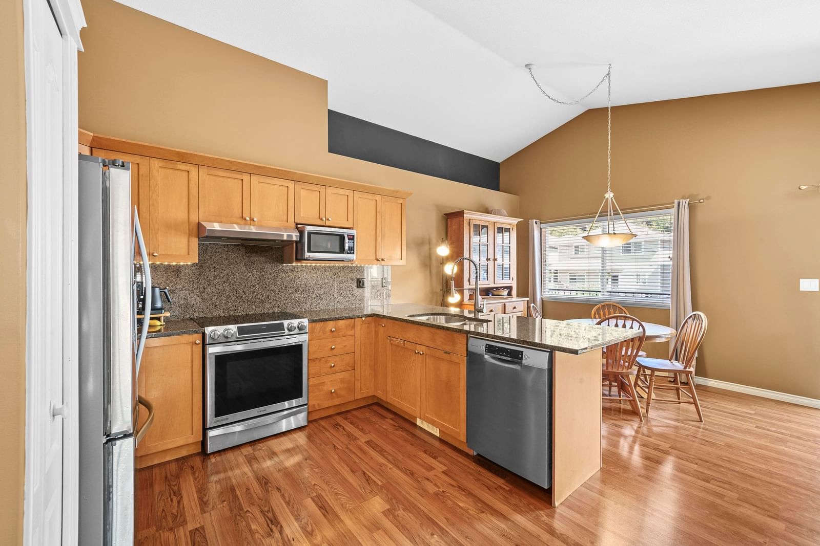 Listing Image 10