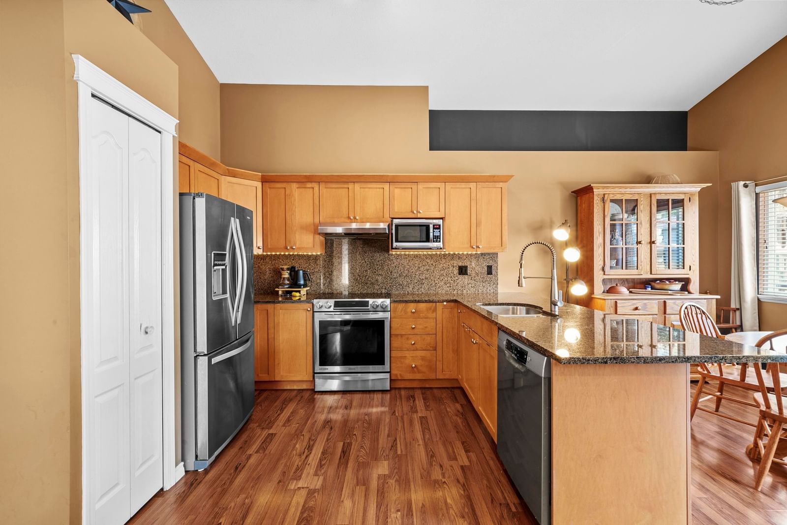 Listing Image 11