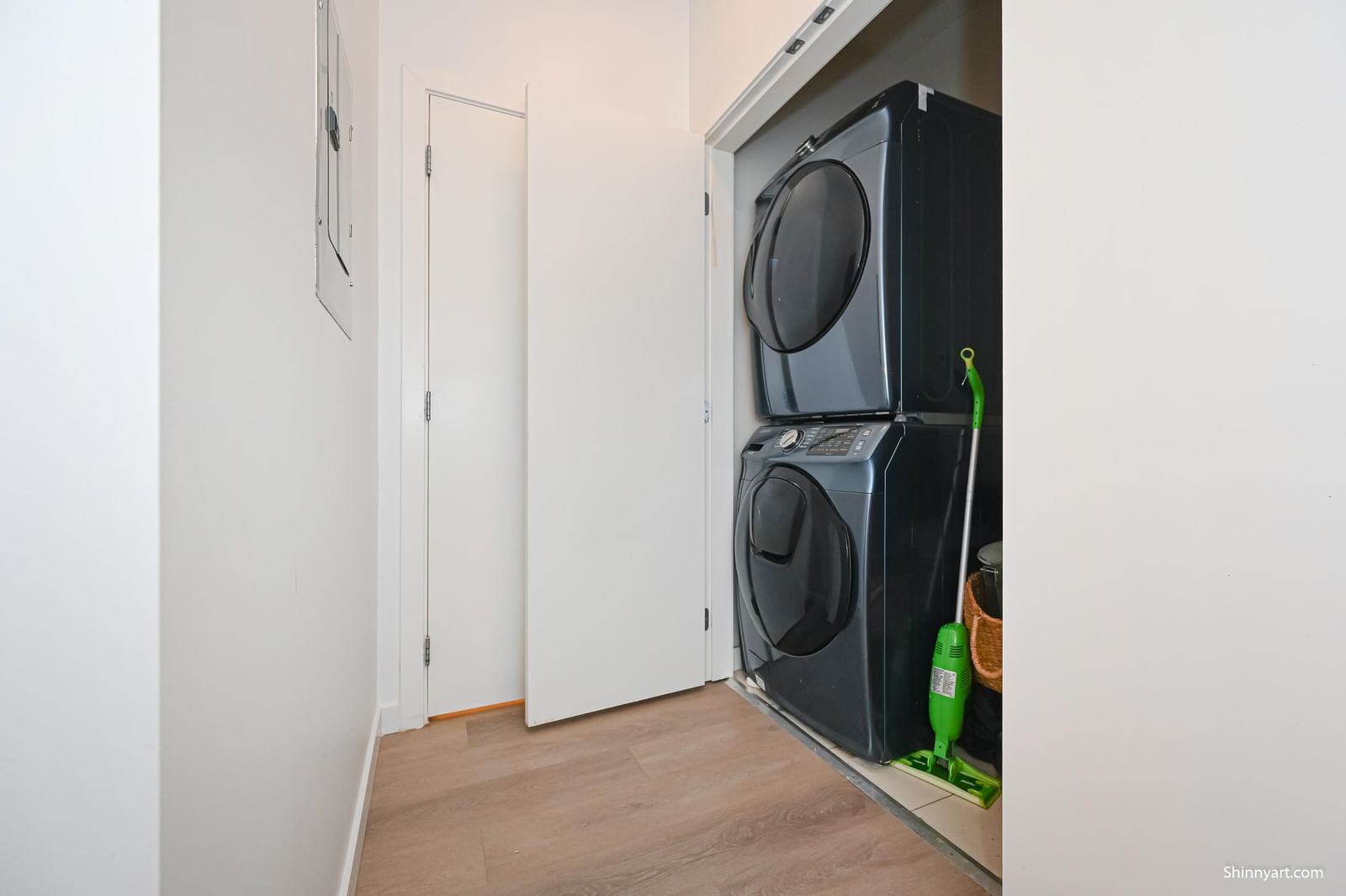Listing Image 8