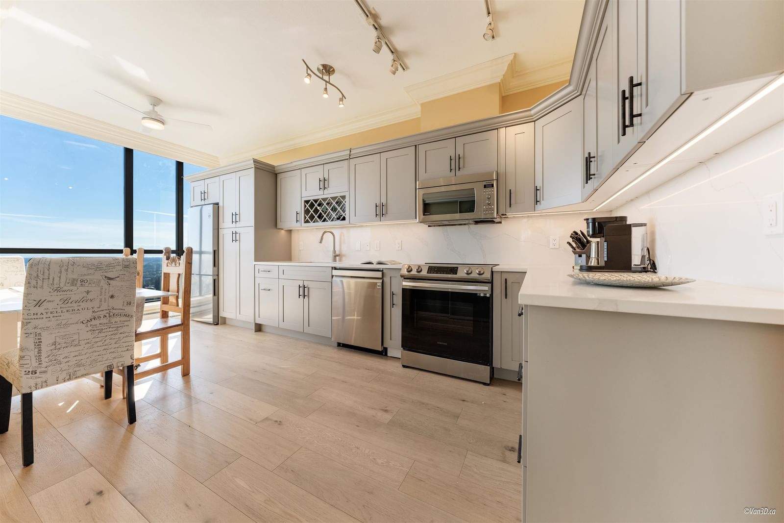 Listing Image 10