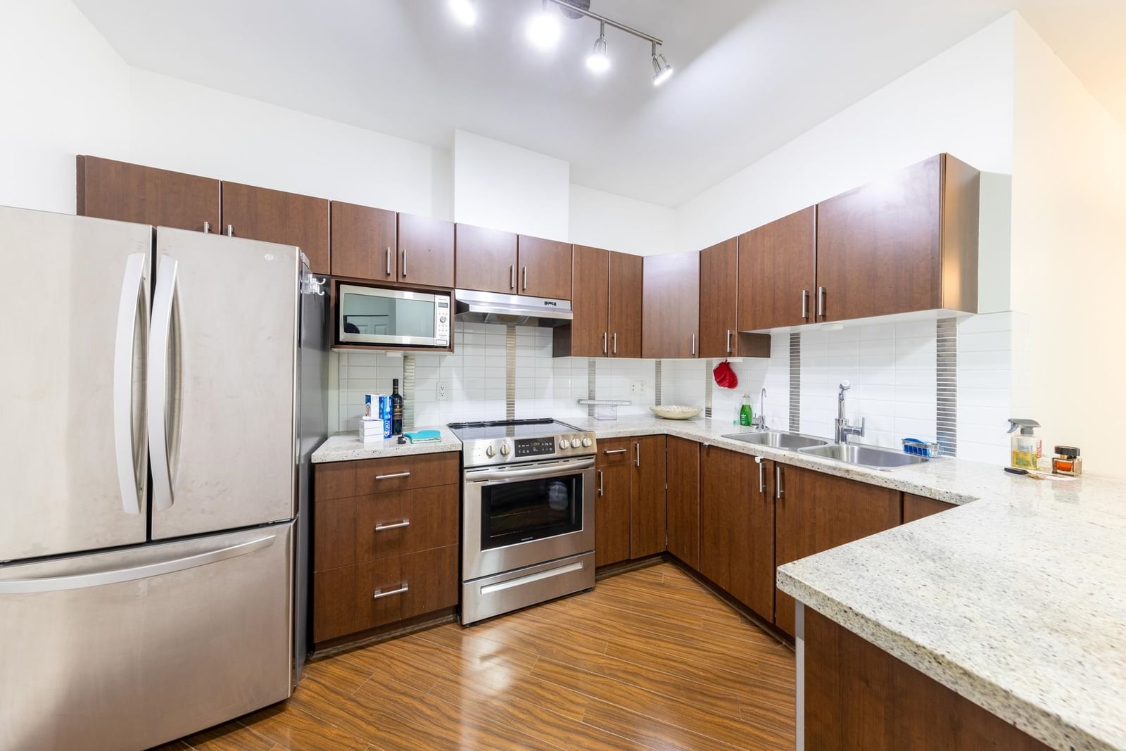 Listing Image 4