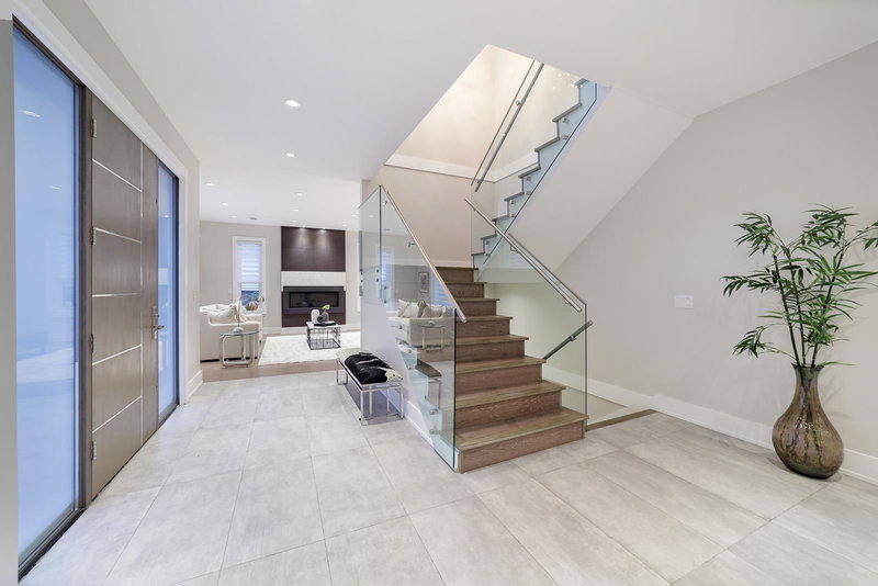 517 Granada Crescent, North Vancouver, V7N 3A7 | Image 3