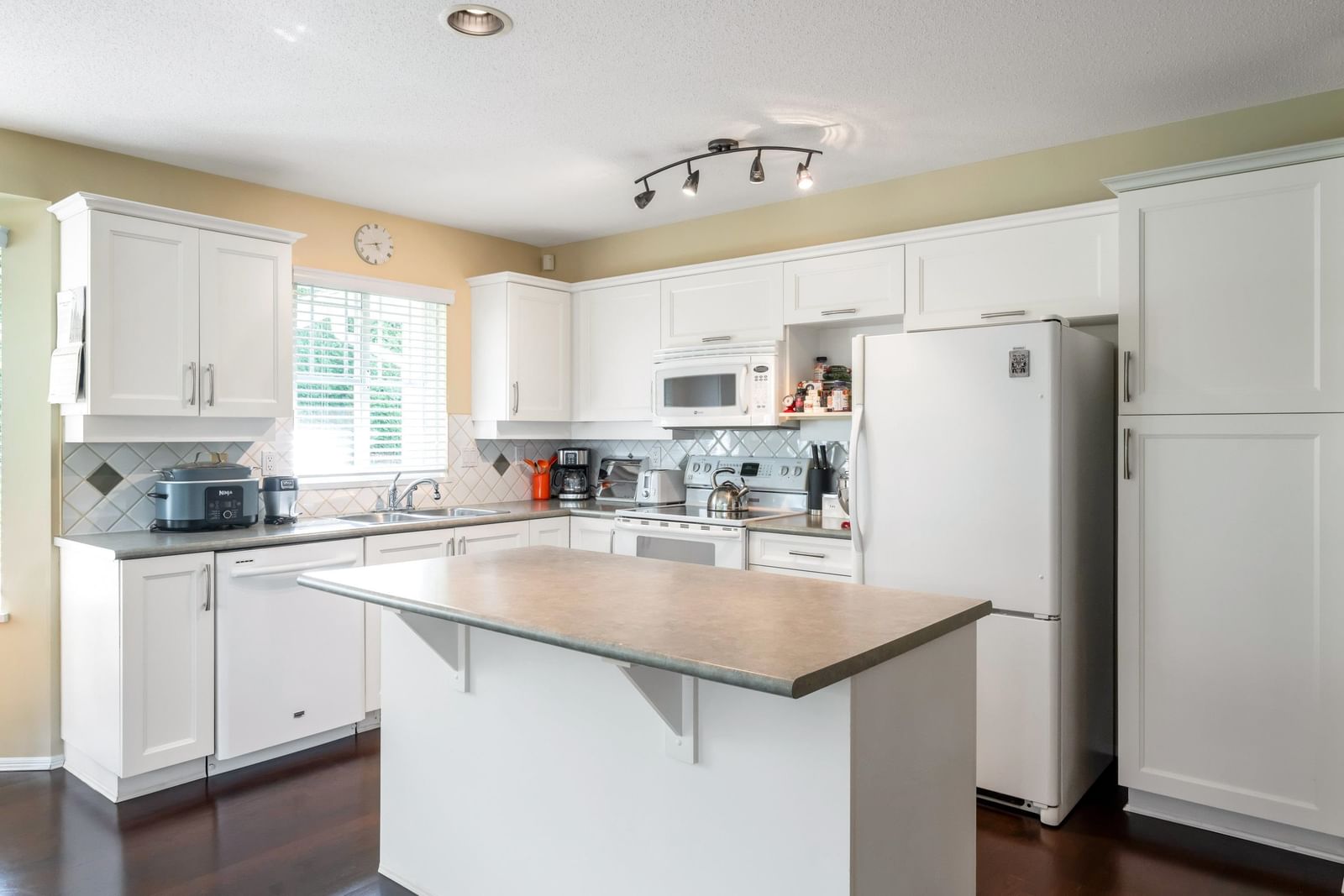 Listing Image 12
