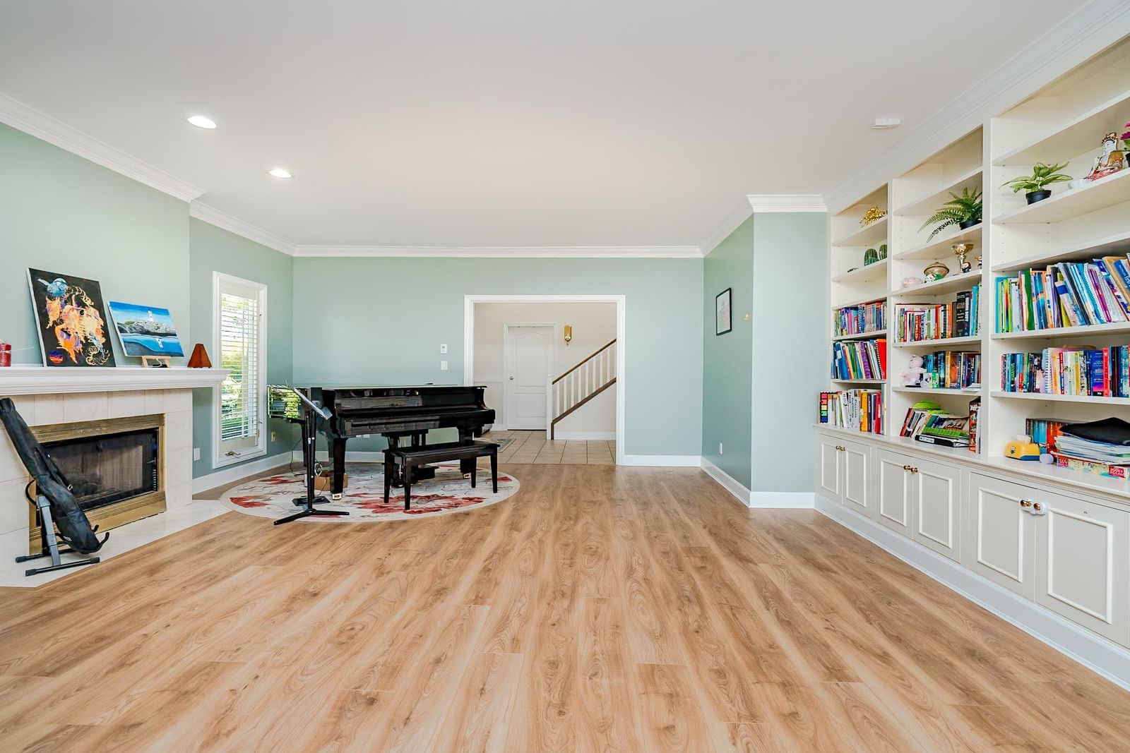 Listing Image 4