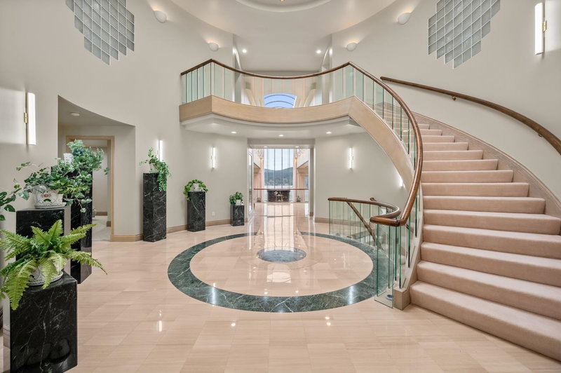 828 Beachview Drive, North Vancouver, V7G 1R1 | Image 2