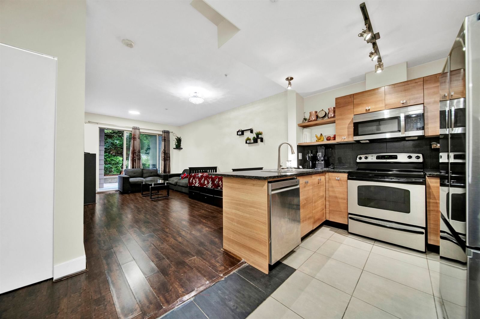 Listing Image 4