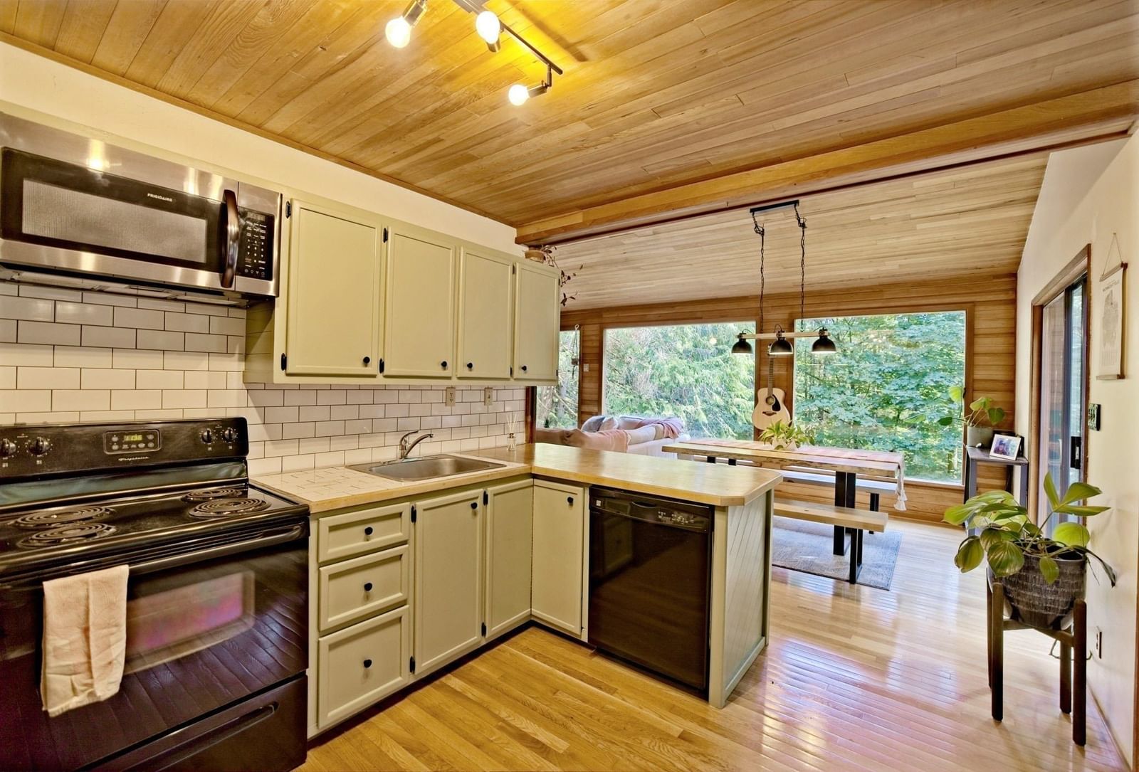 Listing Image 11