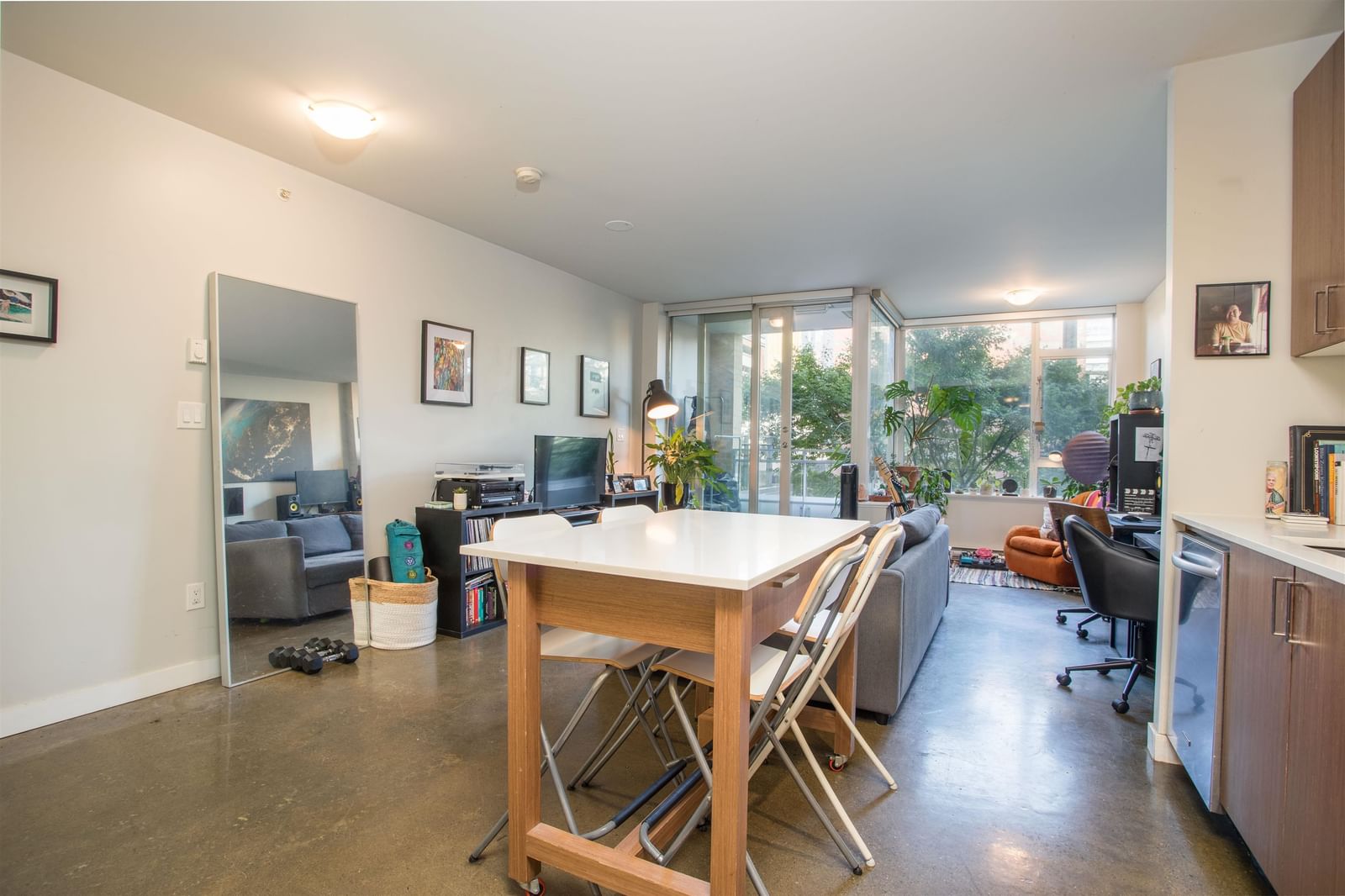 Listing Image 6