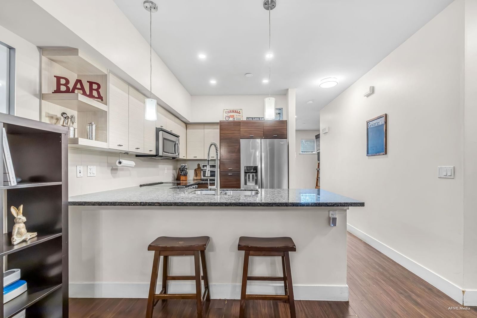 Listing Image 9