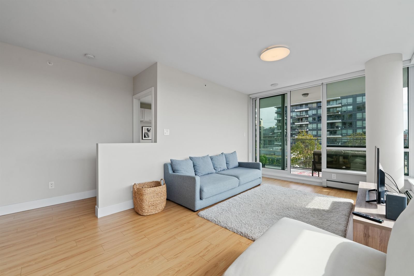 Listing Image 6