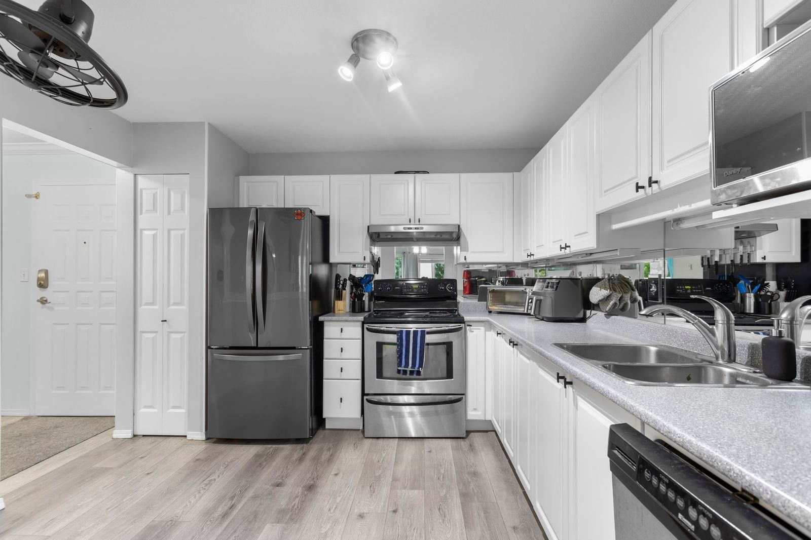 Listing Image 11