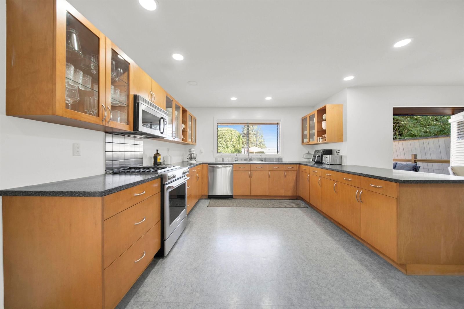 Listing Image 11