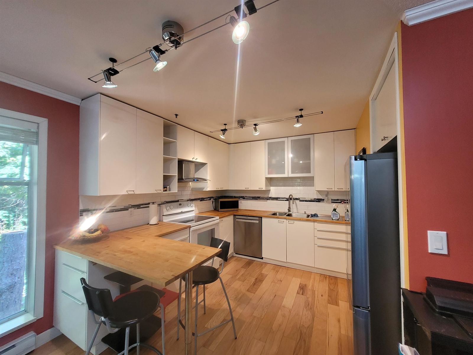 Listing Image 11