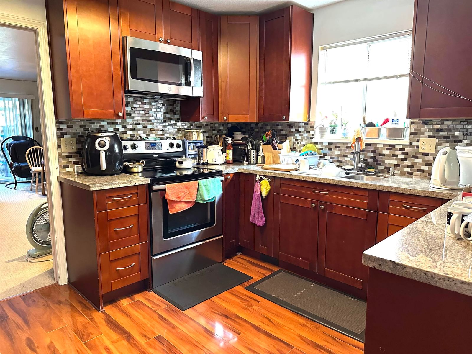 Listing Image 4