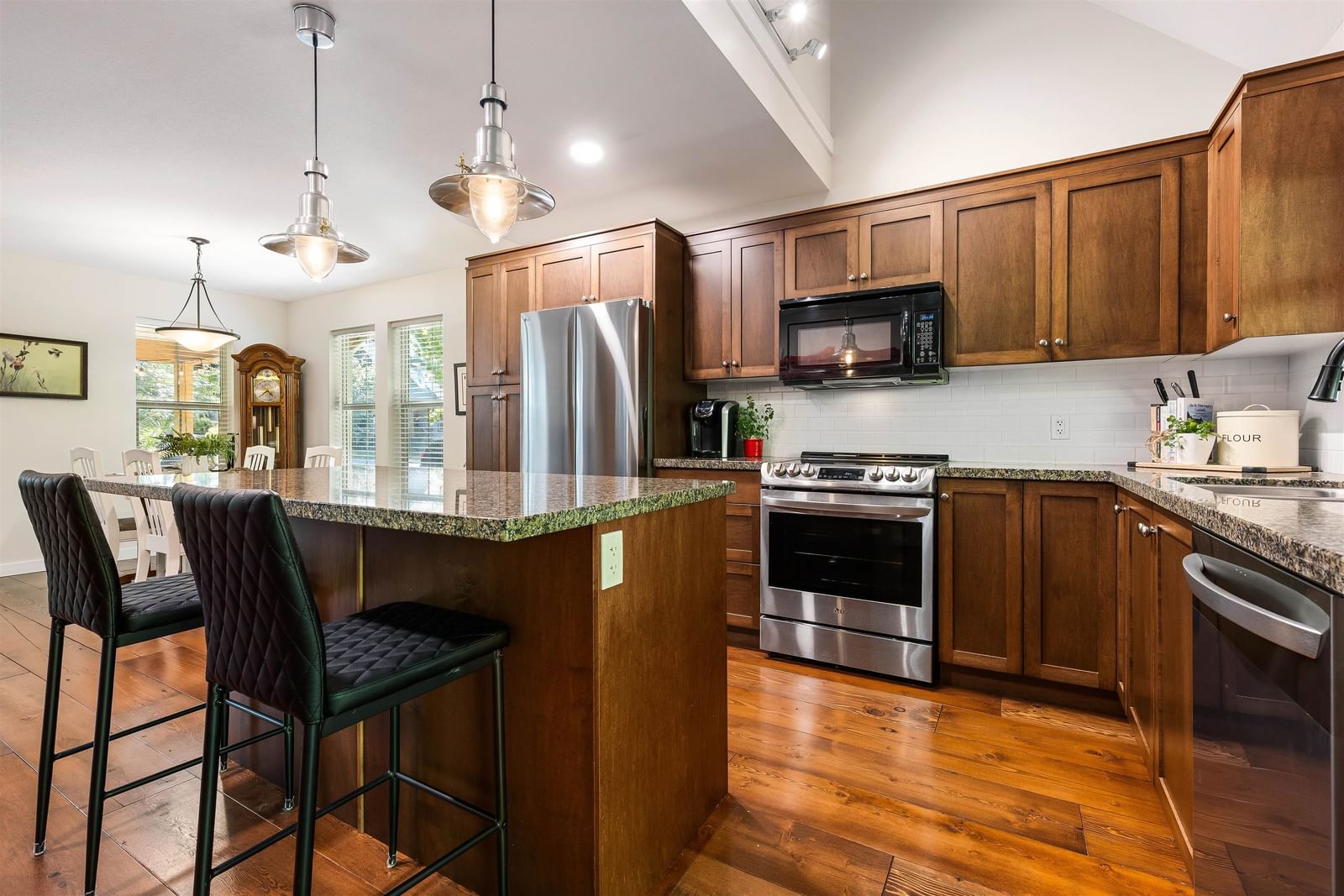 Listing Image 12