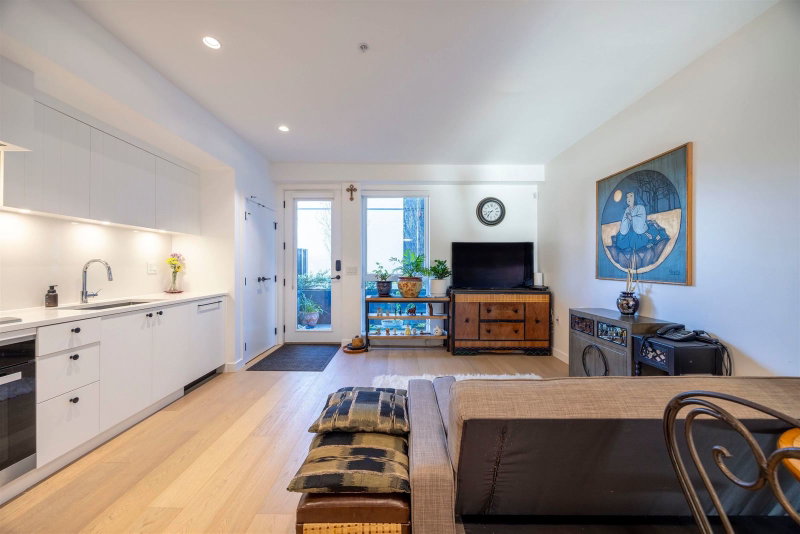 24 - 94 King Edward Avenue W